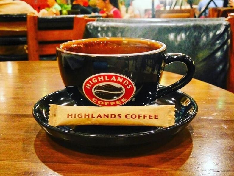 Thưởng thức cafe tại Highland Coffee