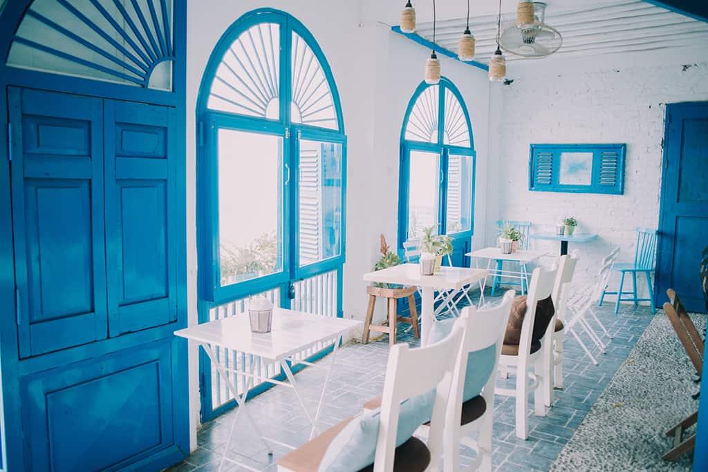 Đến quán cafe Santorini Vibes Cafe như lạc vào vùng biển cả